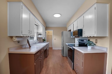 127 N Genevieve St, Cedar Falls, IA 50613 - photo 7