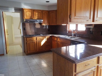 5008 Kings Gate Way, Bloomfield Hills, MI 48302 - photo 3