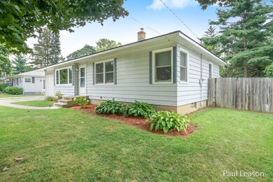 Spacious Front Yard