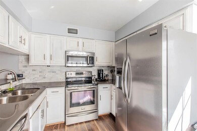 Stainless Steel appliances all the way around!!