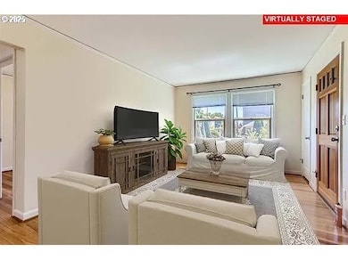 Living Room/Entrance