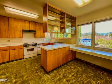 2418 1st St, Tillamook, OR 97141 - photo 4