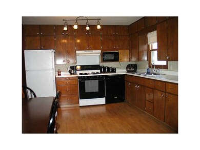 Eat-in Kitchen. Large Eat-In Kitchen with Lots of 