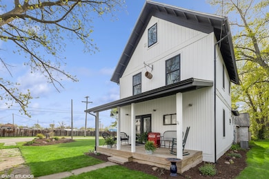 7 Featherbone Ave