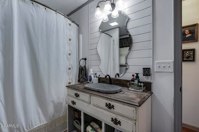 24_GrasshopperRoad_7305_Laundry-FullBath