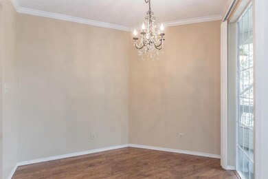 Crown molding, laminate wood flooring and the deco