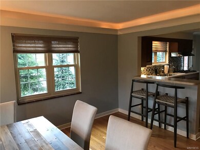 Eating area with snack bar
