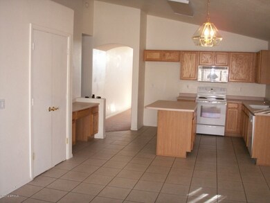 KIT HAS DESK N LG PANTRY