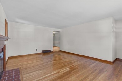 185 Pinecrest Dr, Pawtucket, RI 02861 - photo 4