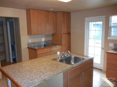 105 SW 12th St, Redmond, OR 97756 - photo 7