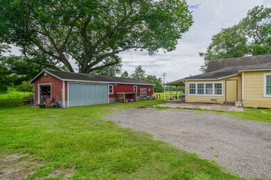 597 Davis Bend Rd, Alvin, TX 77511 - photo 4