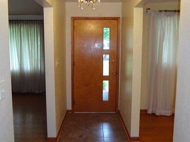 Entry/Foyer.