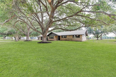 321 Wheeler Dr, Alvin, TX 77511 - photo 4