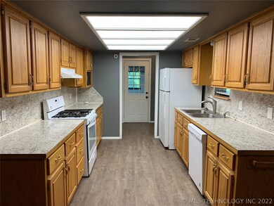 420 E Maple St, Skiatook, OK 74070 - photo 7