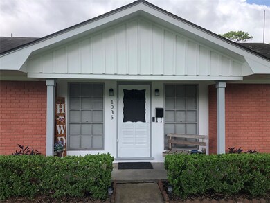 1035 W Willis St, Alvin, TX 77511 - photo 4