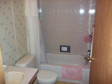 548 Kenyon Ave unit U4, Pawtucket, RI 02861 - photo 5