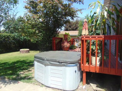 Hot tub and back yard<|><|>
