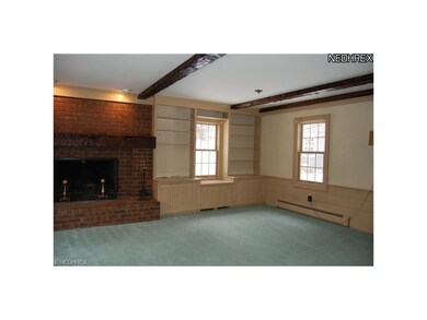 Fmaily room with bookshelves storage and bead boar