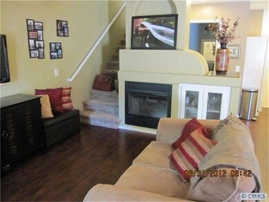 MODERN LIVING ROOM