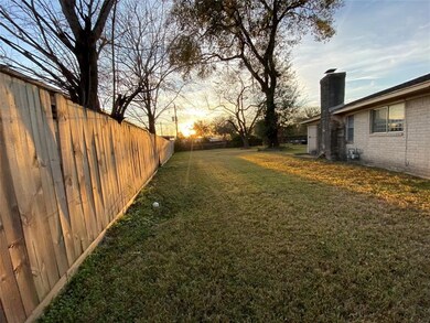 1335 Peach Spring Dr, Houston, TX 77088 - photo 2