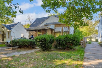 View of front facade featuring a shingled roof