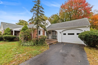 Long driveway allows a lot of cars