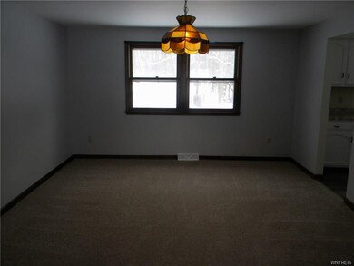 979 Castlebar Dr, North Tonawanda, NY 14120 - photo 4