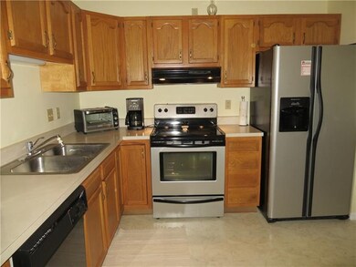 Fully Equipped Oak Eat-in Kitchen.