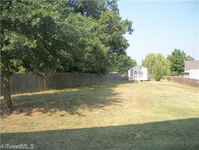 4007 Peregrine Ct, High Point, NC 27265 - photo 4