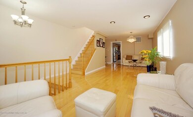 (5) LIVING ROOM