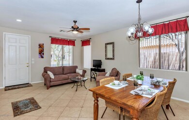4263 E Torrey Pines Ln-large-004-007-Liv
