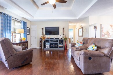 305 Sara Acres Dr, Tennessee Ridge, TN 37178 - photo 5