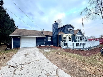 618 N 1st St, Chesaning, MI 48616 - photo 2