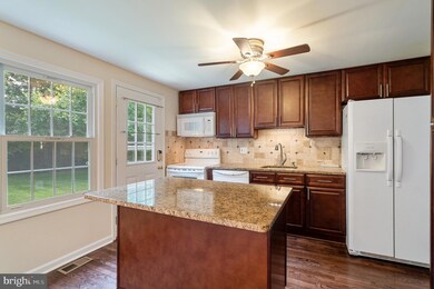 12622 Holkein Dr, Herndon, VA 20171 - photo 5