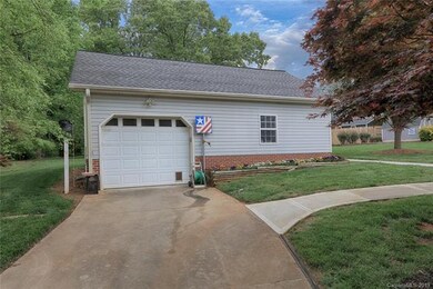 136 Eastwood Dr, Statesville, NC 28625 - photo 6