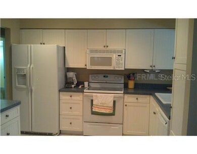 Kitchen - Ligtht and bright with white!