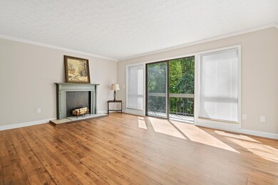 Living Rm to Decorative Flc