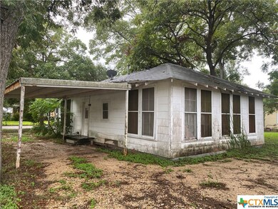922 E Humphreys St, Seguin, TX 78155 - photo 4