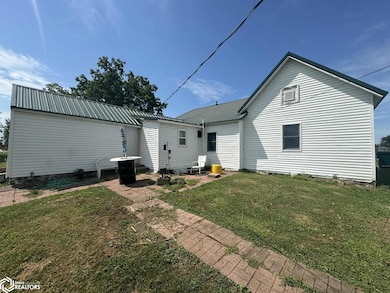 102 Race St, Cincinnati, IA 52549 - photo 3