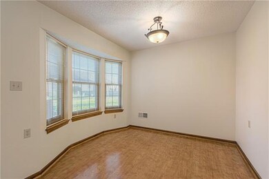 Laminate floor and bay window in the dining room