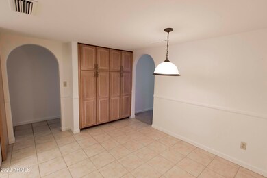 DINING AREA - 83U3751