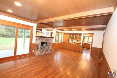 1527 SW Ward Pkwy, Topeka, KS 66604 - photo 5