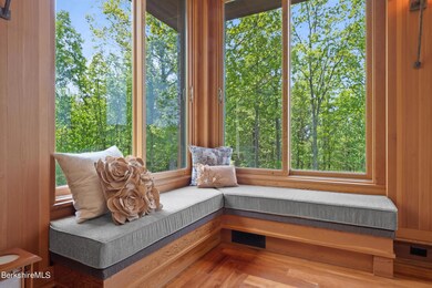 6 Living Room windowseat