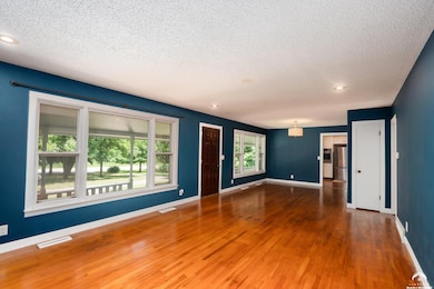 1211 N 1800 Rd, Lawrence, KS 66049 - photo 6