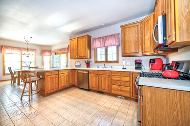 2052 Tunbridge Trail, Algonquin, IL 60102 - photo 5