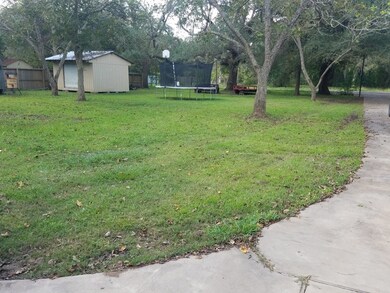 214 4th St, Brazoria, TX 77422 - photo 3