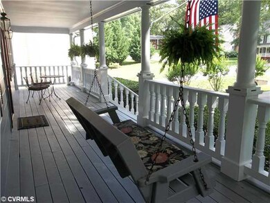 Exterior Front - Great spot to read~