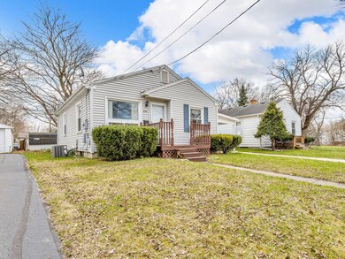 2-web-or-mls-2707 Forest Ave Lansing 2