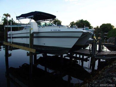 MARINA WITH BOAT LIFTS