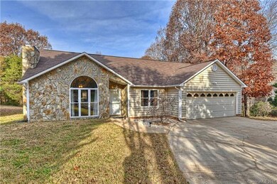 Stone & vinyl facade, extra parking in driveway, 2